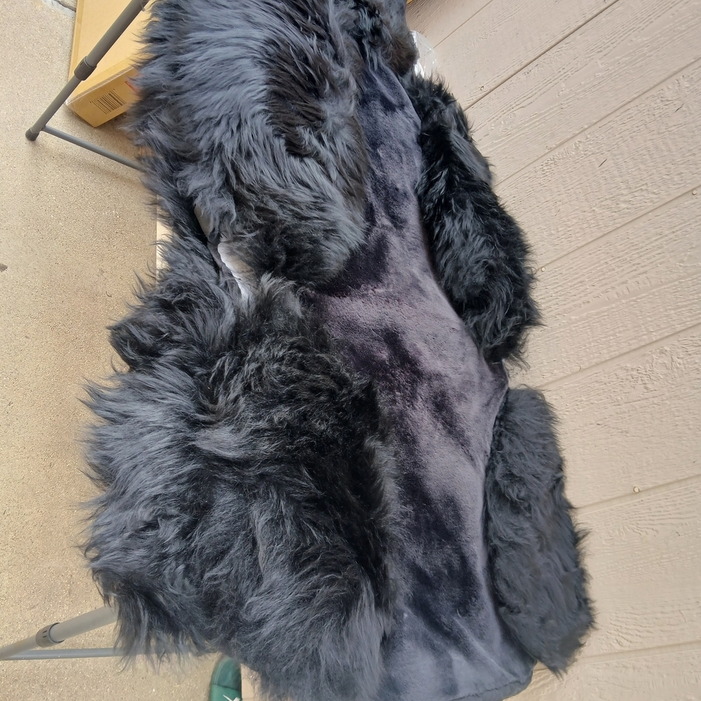 Luxurious Black Fur Vest - Picture 8 of 8